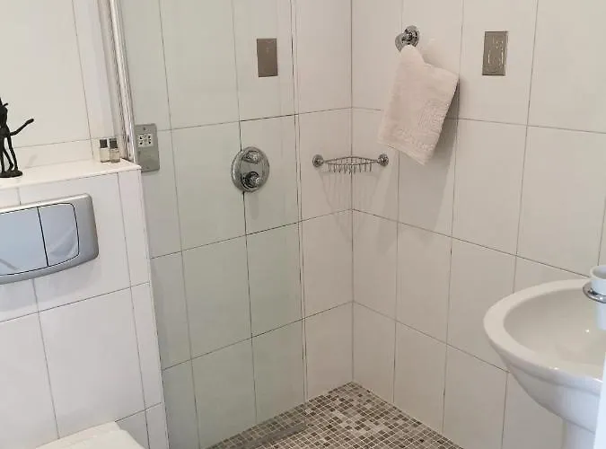 לינה וארוחת בוקר The Ferris Wheel 4*